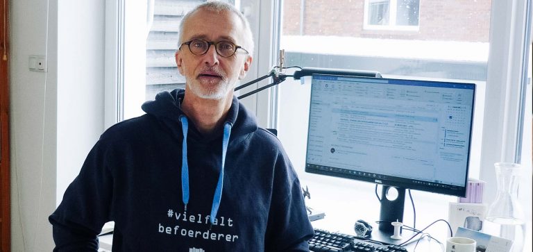 Detlef Bauer sitzt an einem Computer