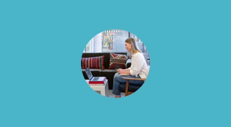Buchhändlerin nimmt digital am Computer zuhause Teil an dem Quimus Digitaltalk.