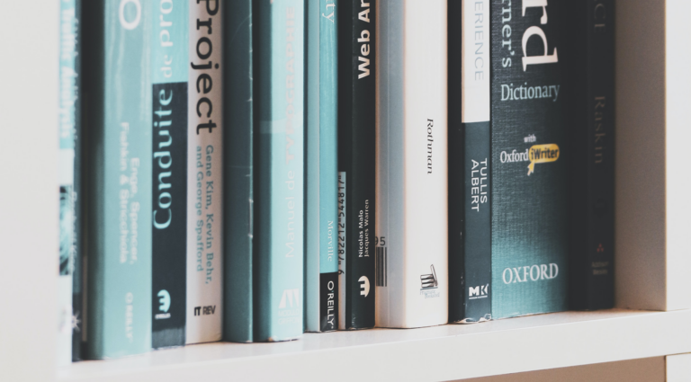 Bücher im Bücherregal mit englischen Titeln