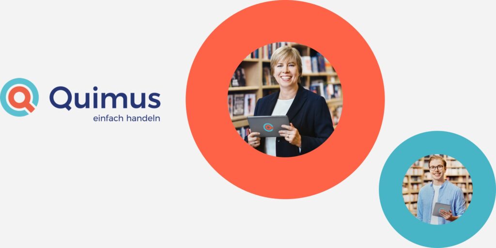 Quismus Logo und Buchhändler, die Quimus bereits benutzen und zufrieden mit dem Tablet in der Hand in ihrer Buchhandlung stehen.