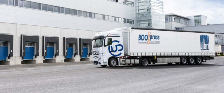 Lieferwagen seht an der Logistikzentrale und liefert Büchern an den Handel.