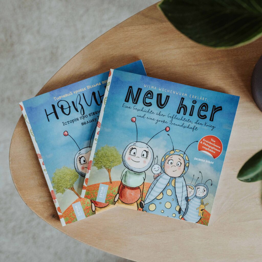 Das Kinderbuch "Wilma Wochenwurm" auf ukrainisch liegt auf einem Tisch.