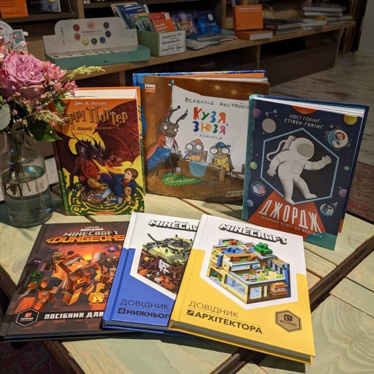 Ukrainische Kinderbücher liegen in der Buchhandlung aus