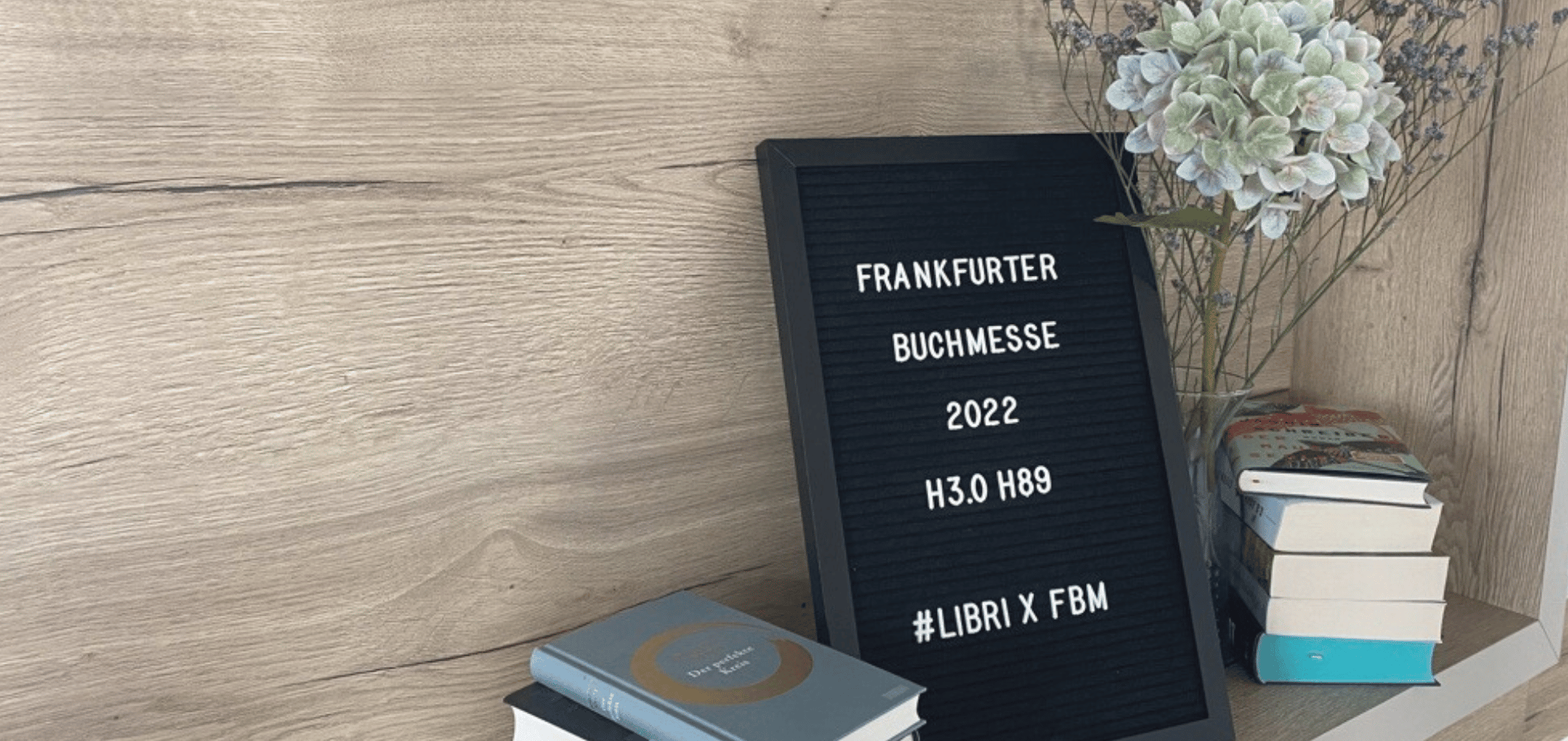ein Schild bewirbt die Frankfurter Buchmesse 2022
