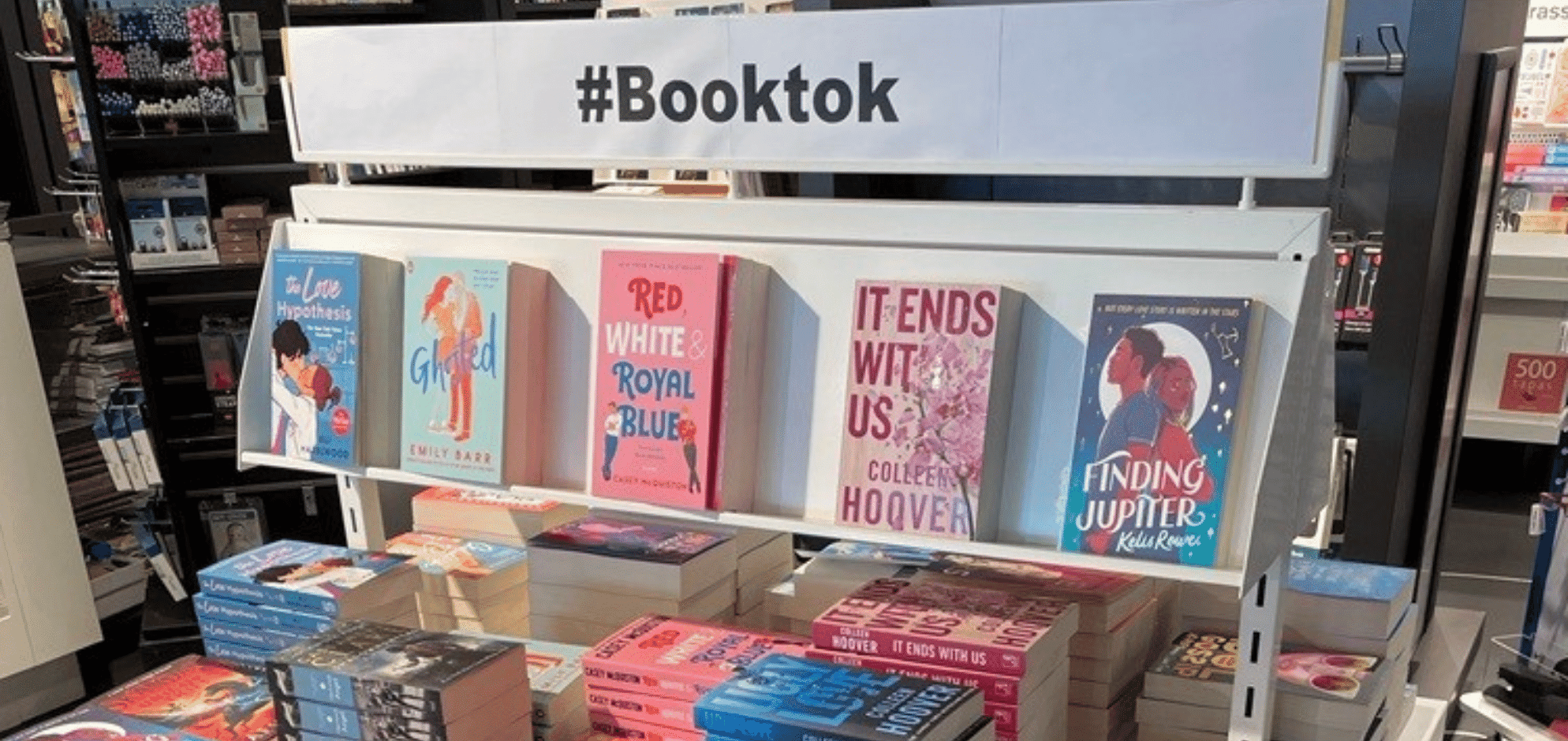 Ein Tisch mit Büchern in einer Buchhandlung mit dem Schild #BookTok