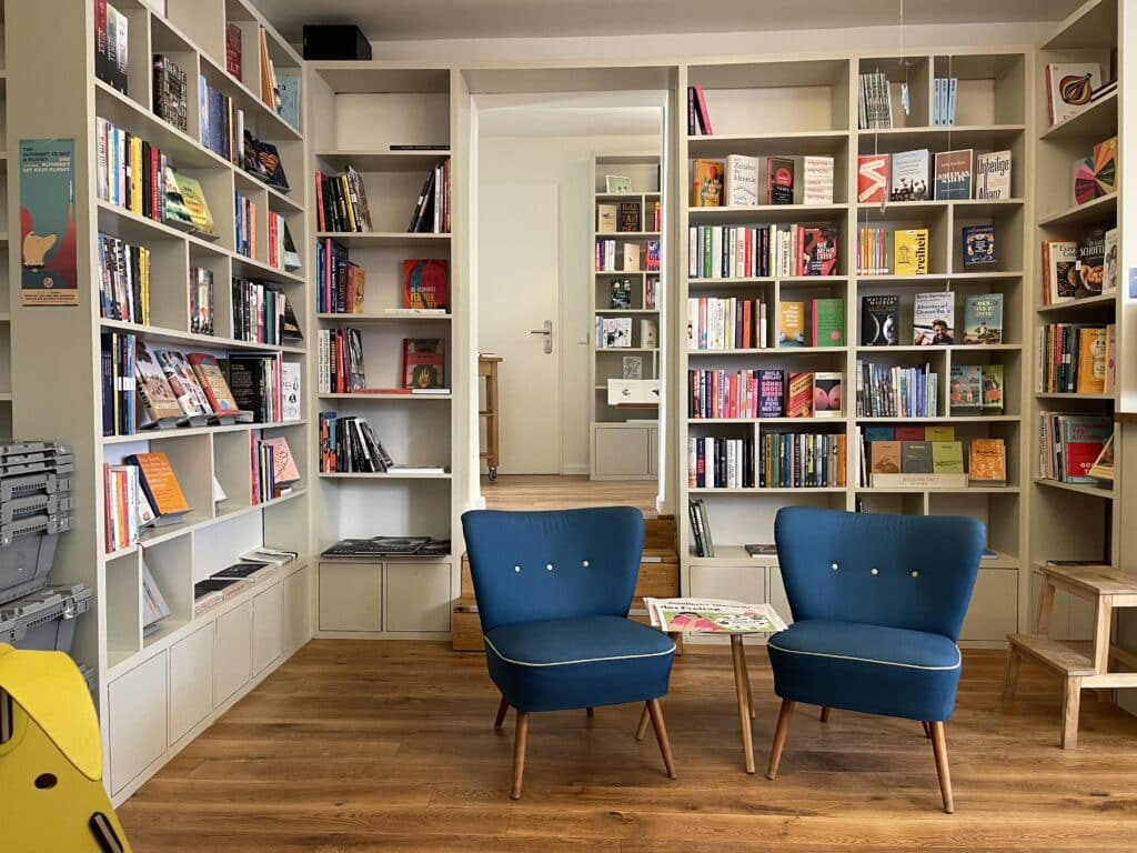 Zwei Sessel für Bücherregalen