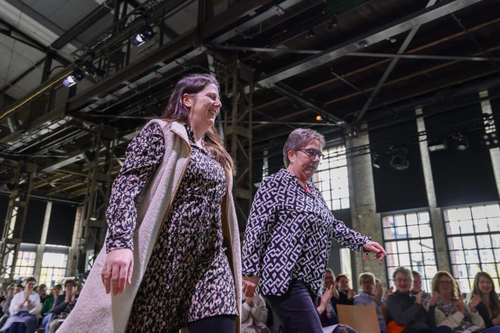 Gretel Sattler und Marit Marscholl auf dem Weg zur Bühne des Libri.Campus 2024