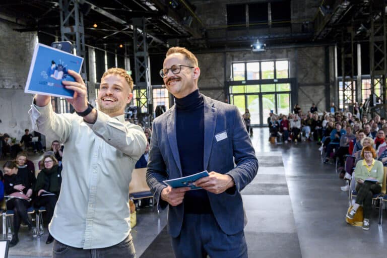 Robert Duchstein und Bertram Pfister machen ein Selfie von der Campus-Bühne aus
