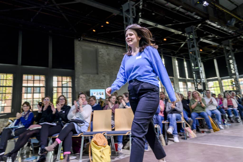 Regina Strunden auf dem Weg zur Bühne des Libri.Campus 2024