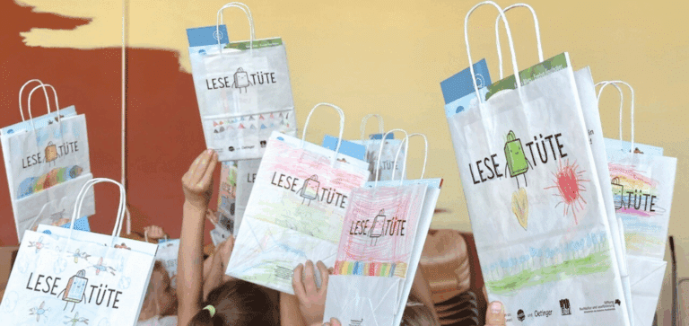 Kinderhände mit Lesetüten