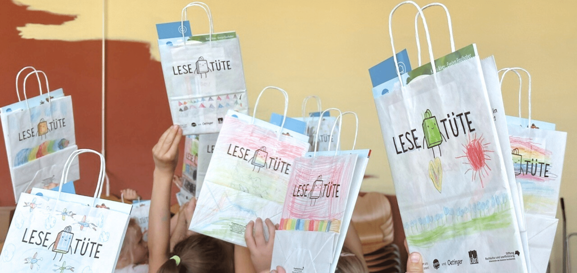 Kinderhände mit Lesetüten
