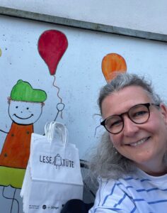 Julia Freund liefert die Lesetüten mit dem Fahrrad an.