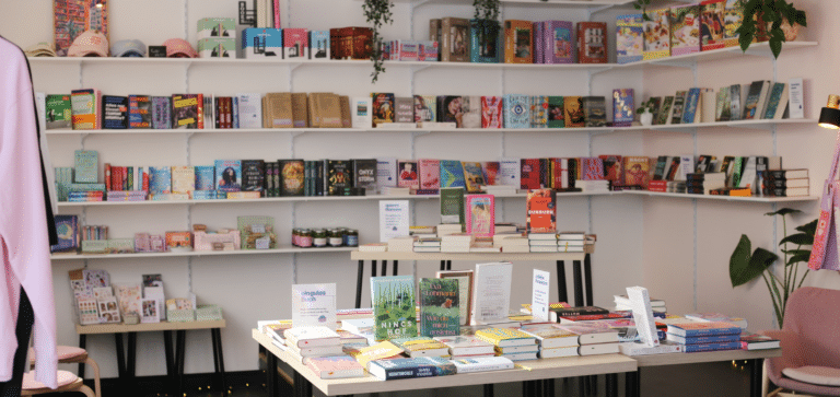 Bücherwand in der Buchhandlung SISU LOU