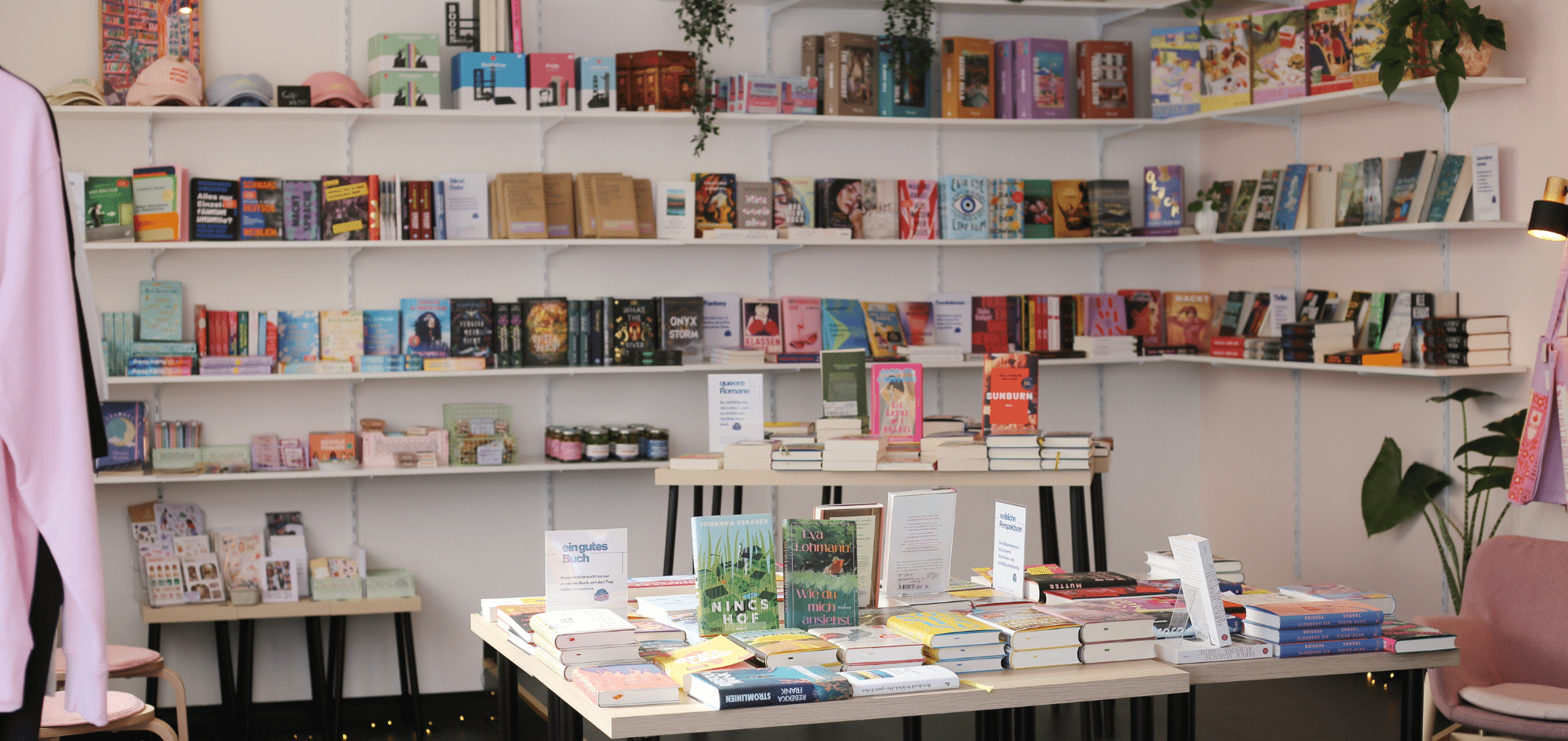 Bücherwand in der Buchhandlung SISU LOU
