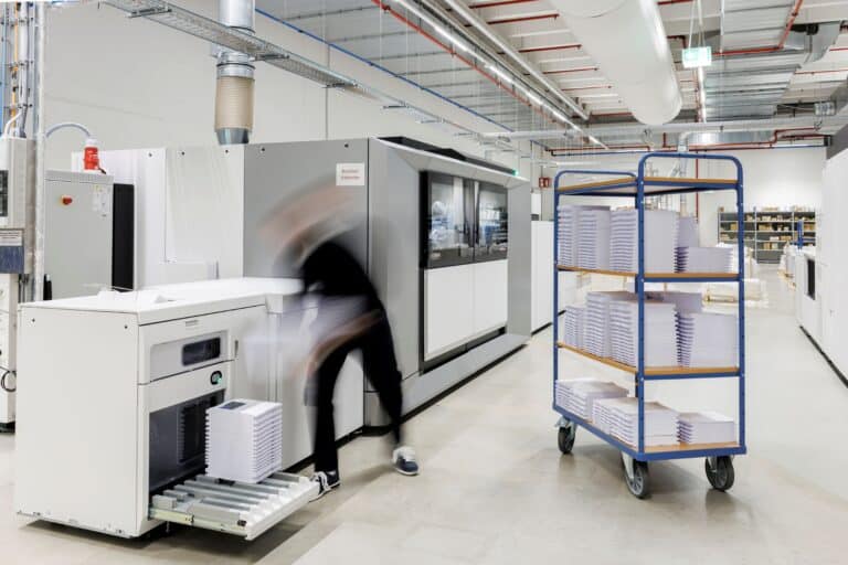 Druckmaschine der Marke Canon wird mit Papier befüllt.