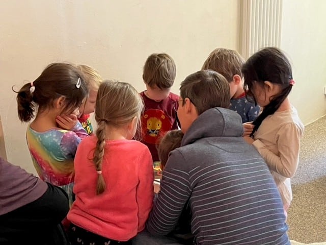 Am Vorlesetag 2025: Vorlesende mit Kindern im Lesekreis