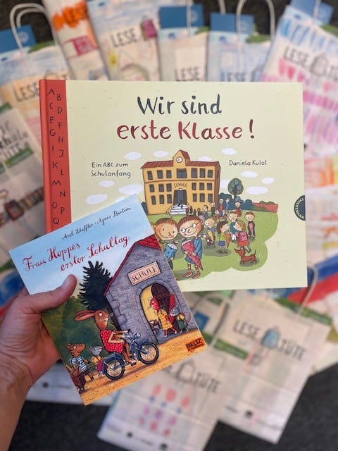 Zwei Bücher im Hintergrund Schultüten.