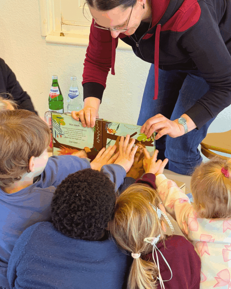 Vorlesetag 2025: Person hält ein Buch und liest es neugierigen Kindern vor.