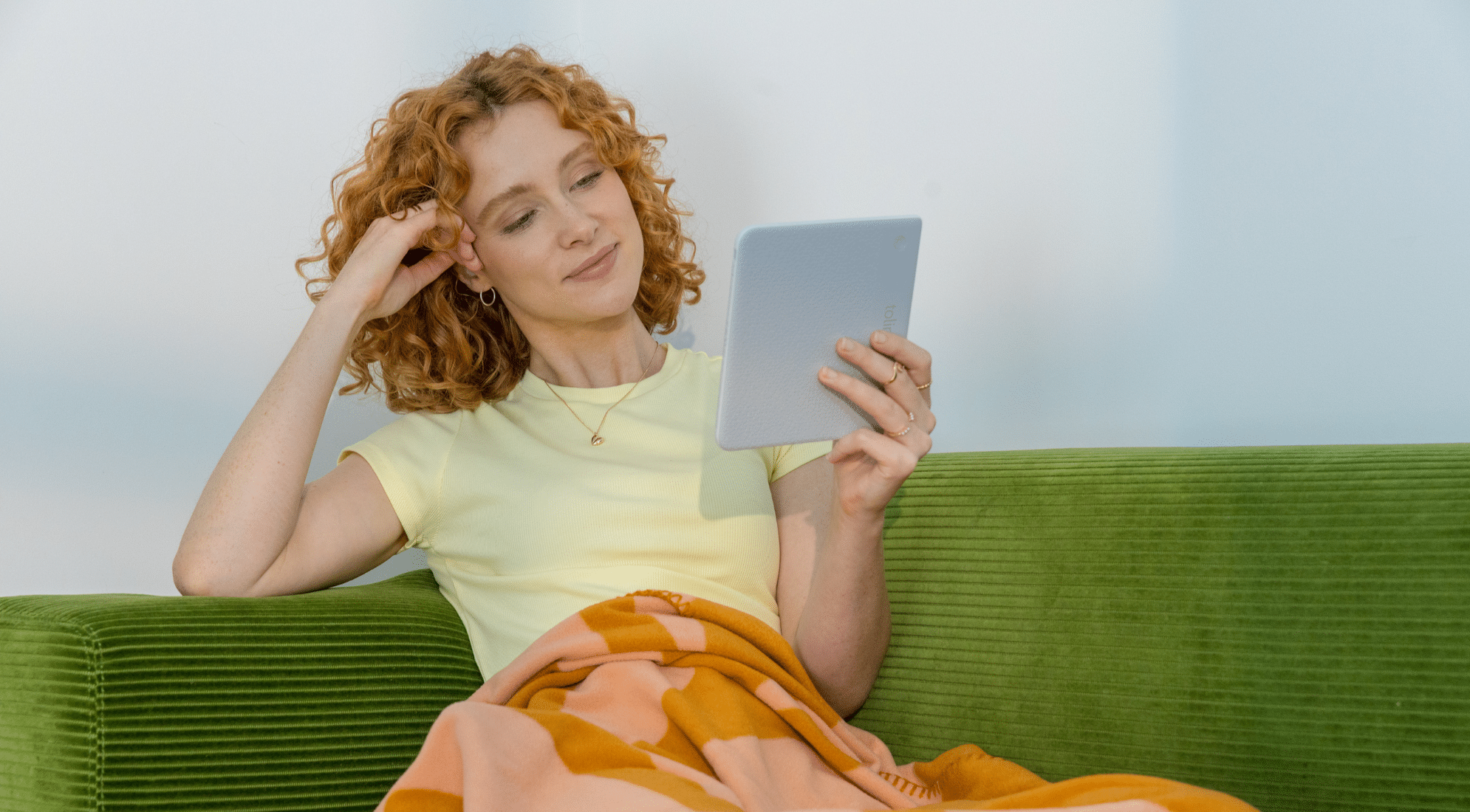 tolino Markenbotschafterin liest auf dem eReader tolino vision color Weiß.