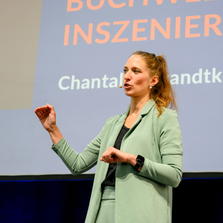 Chantal Sebrantke auf der Bühne vom Libri.Campus live 2026