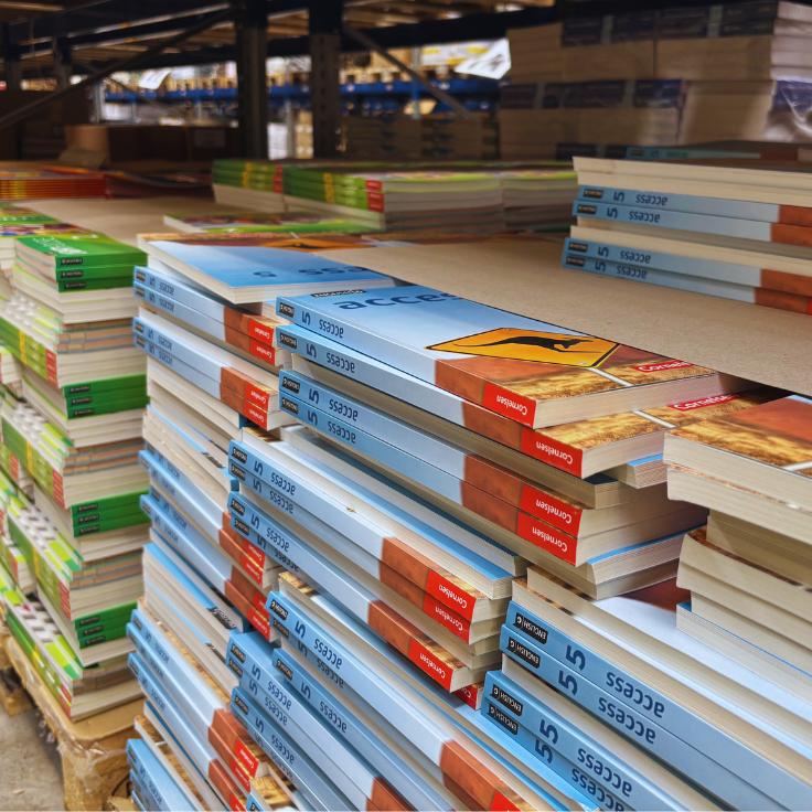 Diverse Schulbücher auf Paletten im Lager von Libri