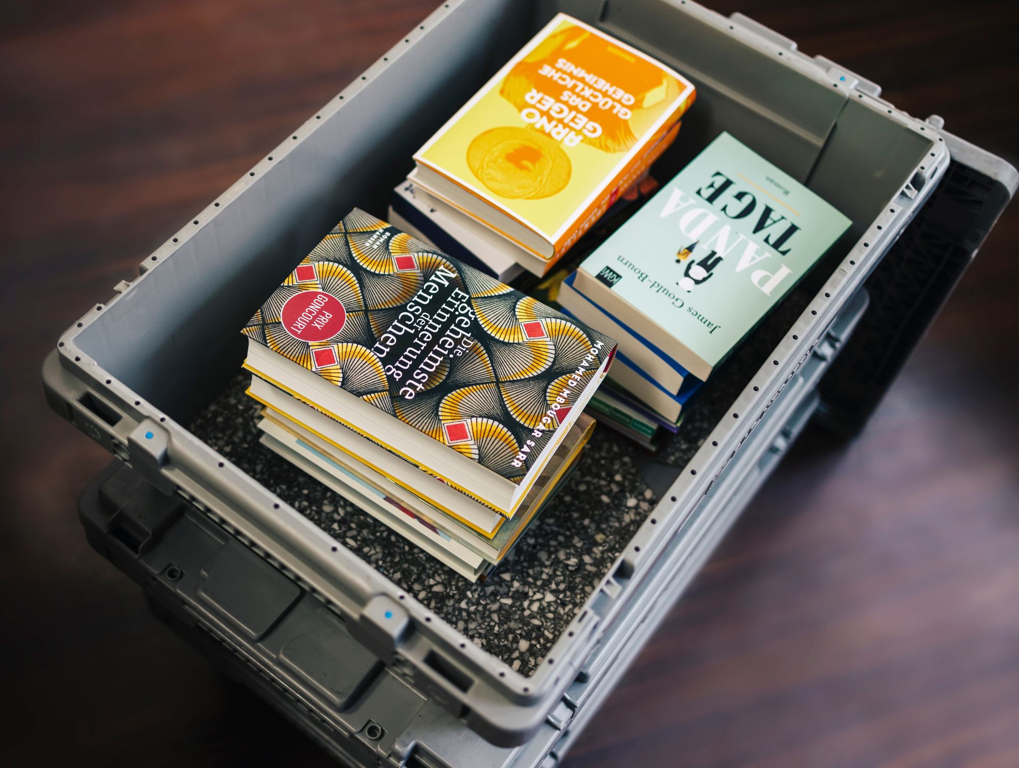 Offene, graue Libri Buchwanne mit Büchern