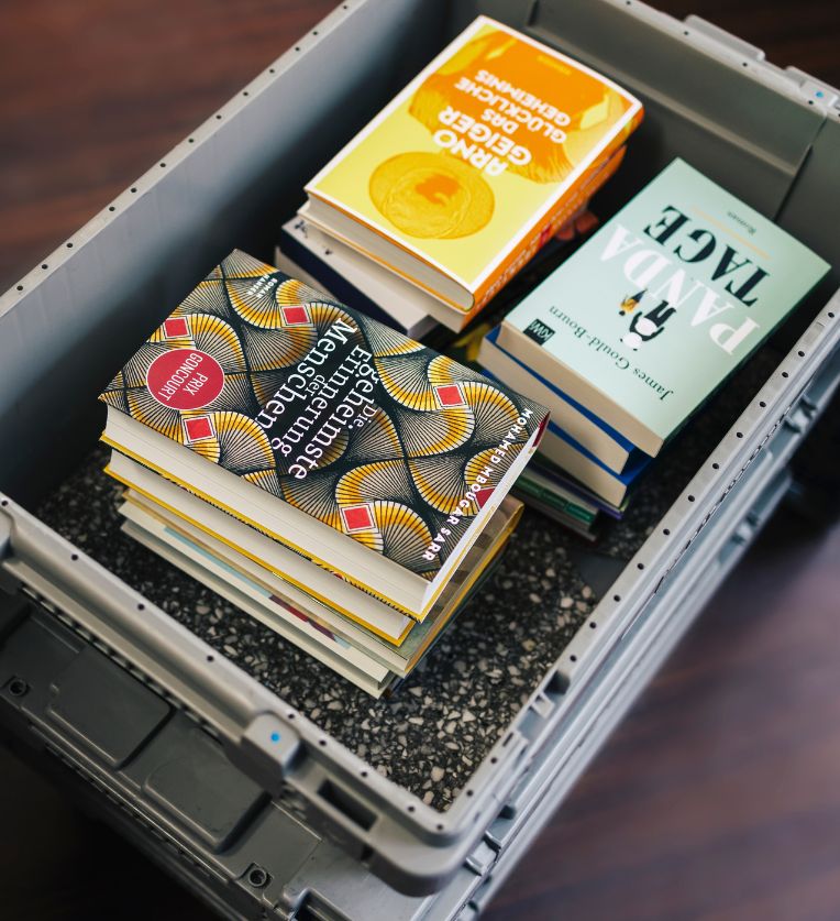 Offene, graue Libri Buchwanne mit Büchern